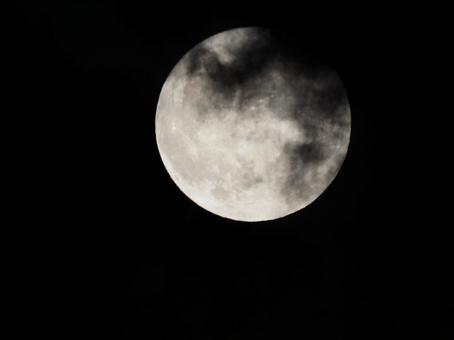 雲がかかり始めた9月の満月 月,空,満月の写真素材