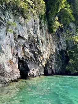 池田湖の神秘的な岩壁 池田湖の神秘的な岩壁 湖,風景,自然の写真素材