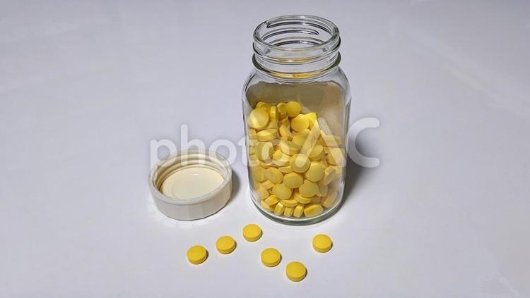フタが開いてる薬が入った瓶 薬,くすり,錠剤の写真素材