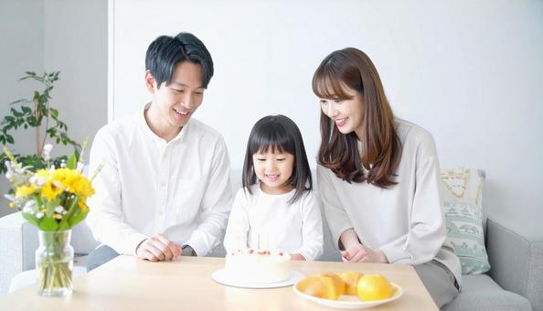家族で子どもの誕生日を祝う 家族で子どもの誕生日を祝うの写真