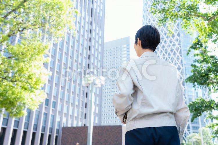 オフィス街で働く作業服のビジネスウーマン 不動産,建築,設計の写真素材