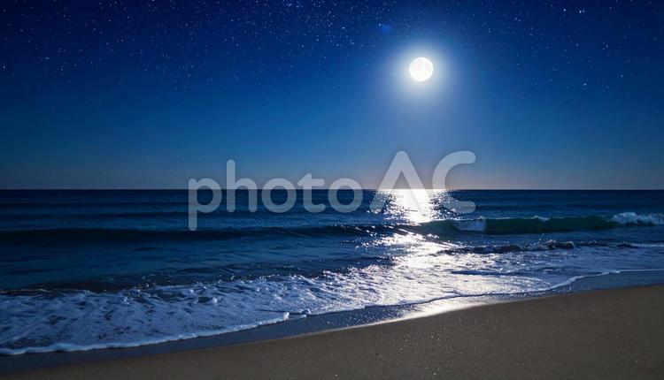 南国のビーチの夜景　月　 ビーチ,南国,海岸の写真素材