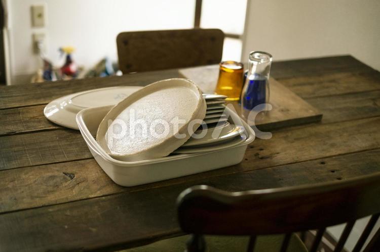 お皿やコップのある机の上 食器,おしゃれ,雑貨の写真素材