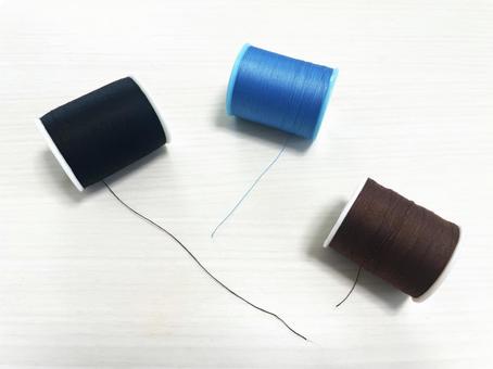 ミシン糸(黒・茶色・水色)1 ミシン糸(黒・茶色・水色)1 ミシン糸,糸,黒の写真素材