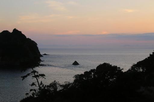 西伊豆町の温泉街から見た綺麗な夕陽 西伊豆町の温泉街から見た綺麗な夕陽 景色,素晴らしい,コピースペースの写真素材