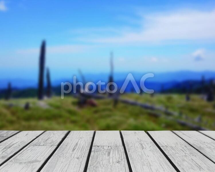 テーブルトップとぼかし背景　ピクニック テーブル,テーブルトップ,ぼかしの写真素材
