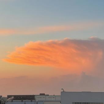 夕焼けに染まる幻想的な積乱雲 夕焼けに染まる幻想的な積乱雲 夕暮れ,空,オレンジ色の写真素材