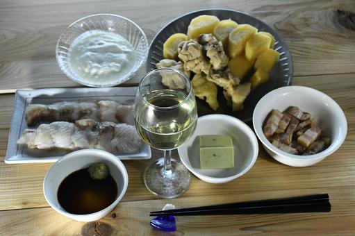 Photo, evening drink, white wine, flatfish sashimi, 