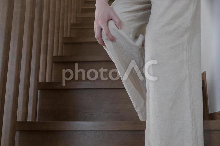 階段で感じる膝の不調 膝,痛い,足の写真素材