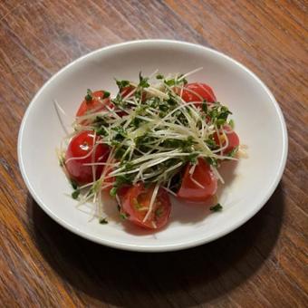 トマトとブロッコリースプラウトの旨味和え トマトとブロッコリースプラウトの旨味和えの写真