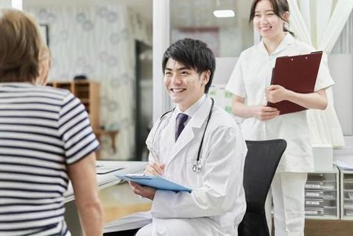 為老人做檢查的男醫生 為老人做檢查的男醫生