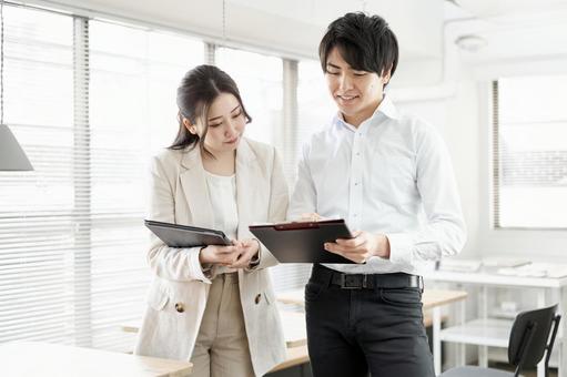 Business person explaining work procedure, homem, mulher, empresário, JPG