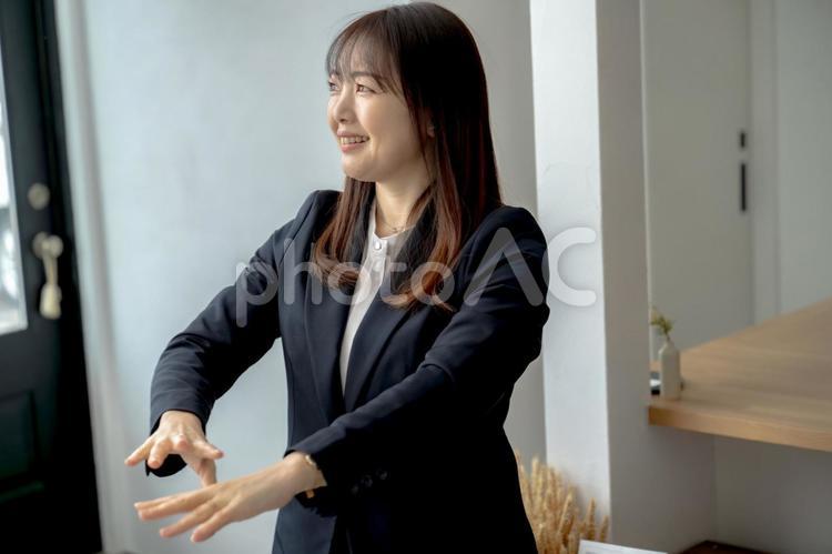 体を伸ばすビジネスウーマン 女性,ビジネスウーマン,社会人の写真素材