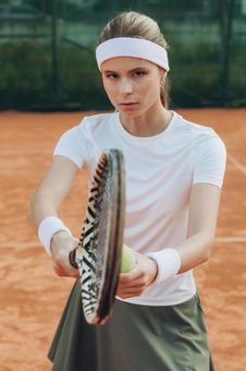 テニスボールを持つ女性選手 女性,外国人,テニスの写真素材
