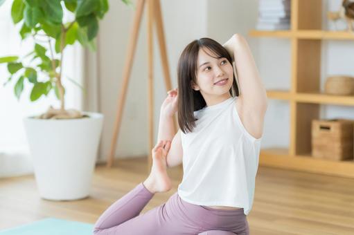 リビングでヨガをする若い女性 リビングでヨガをする若い女性 ヨガ,ダイエット,若い女性の写真素材