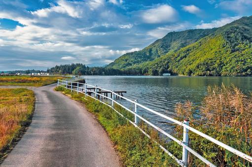 湖畔を縁取るガードレールと自然風景 湖畔を縁取るガードレールと自然風景 湖畔,風景,自然の写真素材