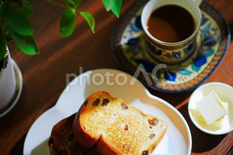 レーズンパンのトーストとコーヒーの朝食 朝食,珈琲セット,食事の写真素材