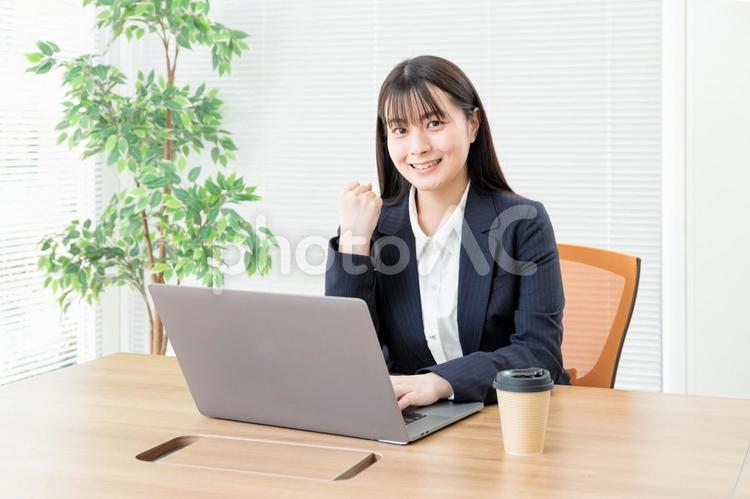 オフィスでガッツポーズをする女性社員 カフェ,勉強,会社員の写真素材