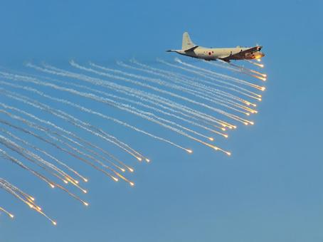 フレアを放出して飛行するP-3C フレアを放出して飛行するP-3C p3c,海上自衛隊,哨戒機の写真素材