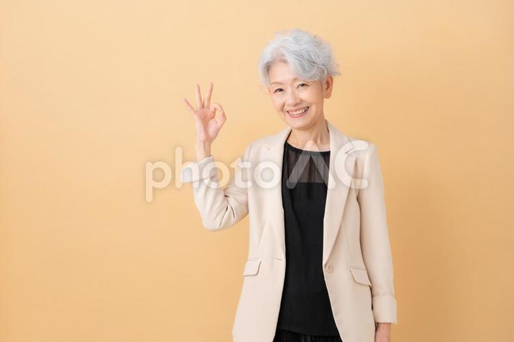 ベージュバックのシニアのビジネスウーマン ビジネス,女性,シニアの写真素材