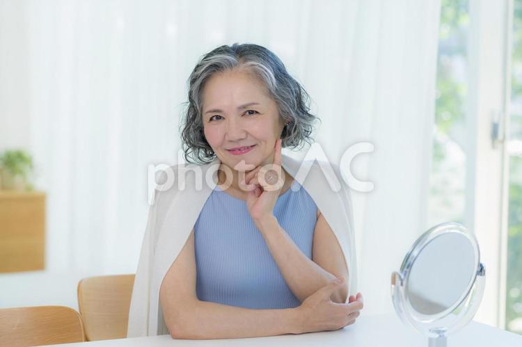 スキンケアをするシニア女性 美容,シニア,笑顔の写真素材