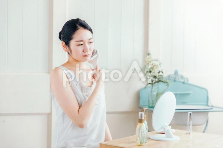 美顔ローラーを使う女性（困る） 顔痩せ,美顔ローラー,困るの写真素材