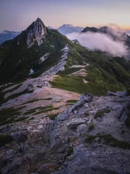 朝焼けに照らされる烏帽子岳 朝焼けに照らされる烏帽子岳の写真
