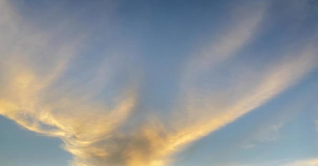 夕方の青空と雲 夕方の青空と雲の写真