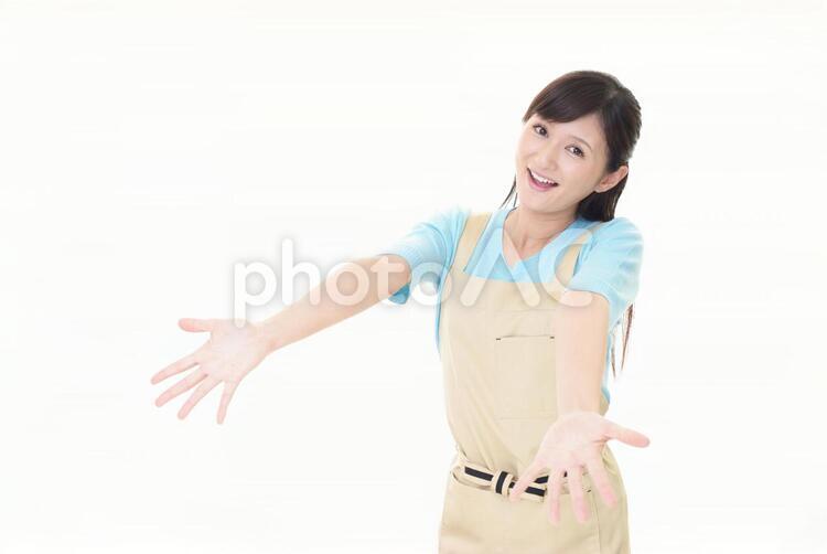 両手を広げて見せる女性 女性,女,主婦の写真素材