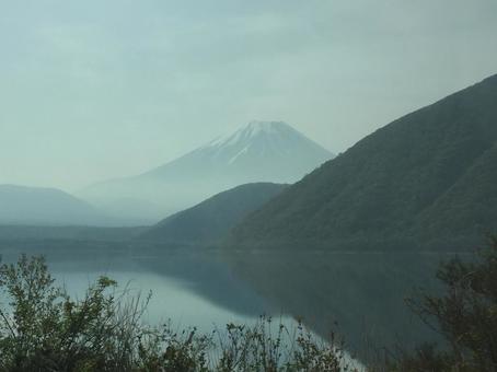 霞の中の富士山 富士山,湖,山の写真素材