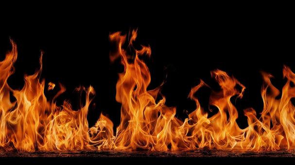 黒い背景に美しく燃え上がる赤い炎の写真
