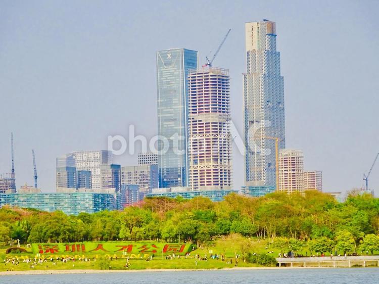 深圳の人材公園とスカイラインの絶景 青空,空,ブルースカイの写真素材