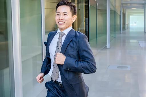 走るビジネスマン 走るビジネスマン 男性,スーツ,ネクタイの写真素材