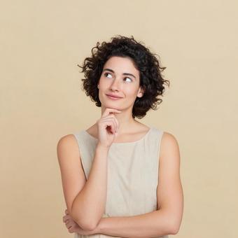 集中とひらめき:静かに思考する女性 集中とひらめき:静かに思考する女性の写真
