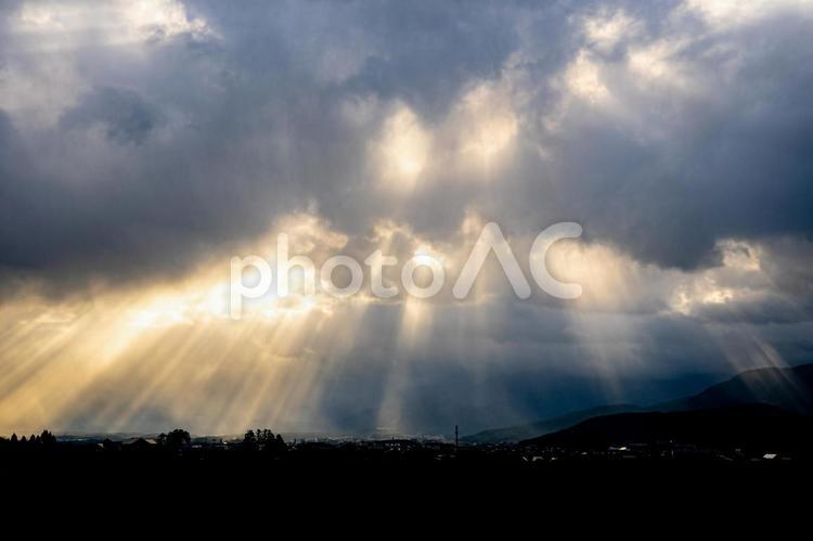 秋空　１　光のカーテン 空,山並み,影の写真素材