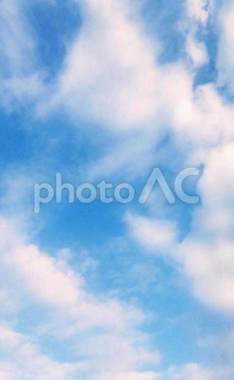 爽やかな青空と雲を縦構図で撮影 縦構図,背景,爽やかの写真素材