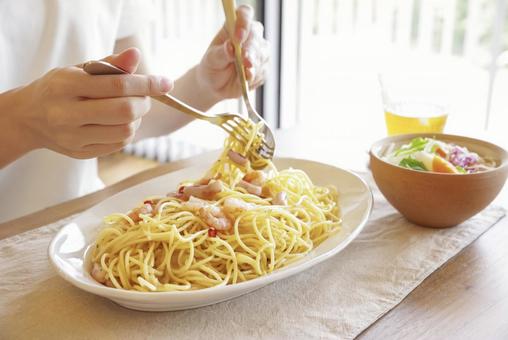 美味しそうなパスタを食べる女性 美味しそうなパスタを食べる女性 パスタ,スパゲッティ,イタリアンの写真素材