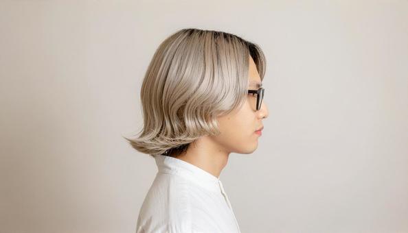 外ハネミディアムヘアの男性横顔 外ハネミディアムヘアの男性横顔の写真