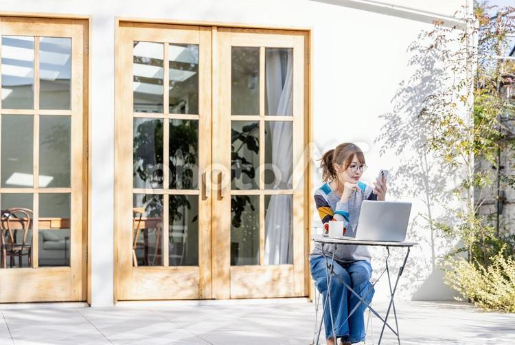 おうち時間を楽しむ女性 女性,人物,20代の写真素材