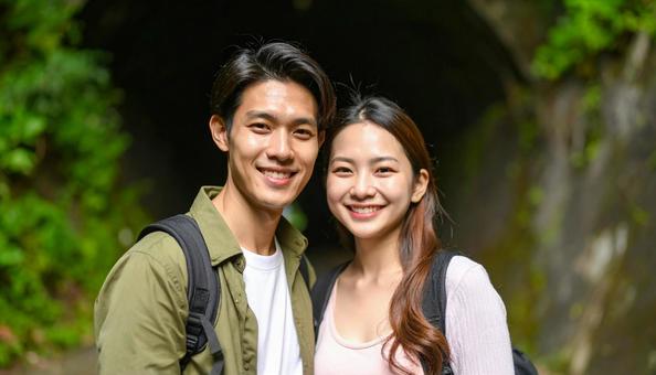 旅行先で記念撮影するカップル 旅行先で記念撮影するカップルの写真