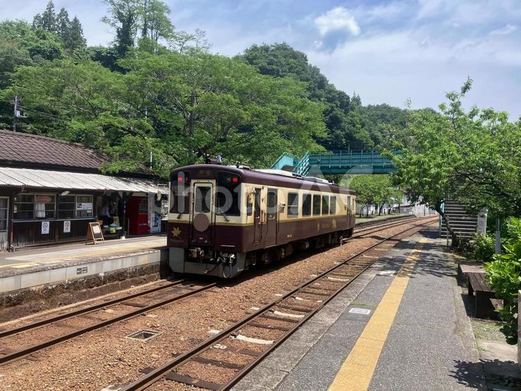 わたらせ鉄道の神戸駅に停車している電車 わたらせ渓谷鉄道,わたらせ鉄道,神戸駅の写真素材