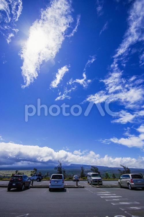 ハワイの駐車場から見る青空と雲 ハワイ,青空,風景の写真素材