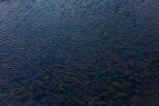 水面のさざ波と水底の小石 水,水面,波の写真素材