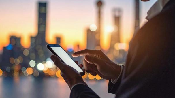 ビジネスマンがスマホを触っている ビジネスマンがスマホを触っているの写真