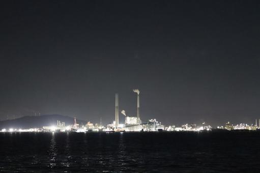 海越しの工場地帯 海越しの工場地帯 周防灘,夜,海の写真素材