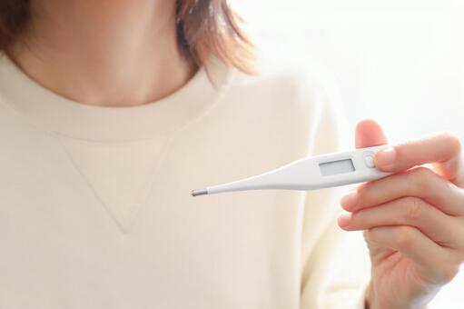 体温を測る女性 体温,測る,基礎体温の写真素材