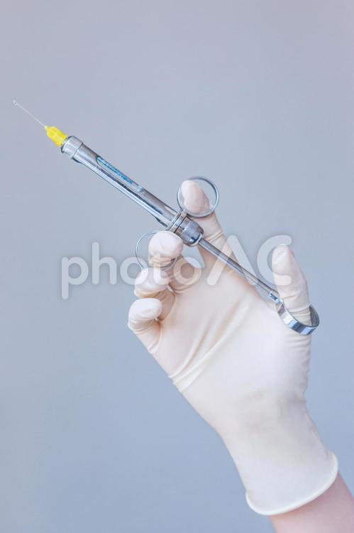 注射器を持つ歯科医の手 歯医者,注射器,麻酔の写真素材