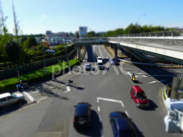 横断歩道から見下ろした交差点、ミニチュア写真風。ピントは真ん中あたり、上下はボケ 交差点,ミニチュア風,交通機関の写真素材