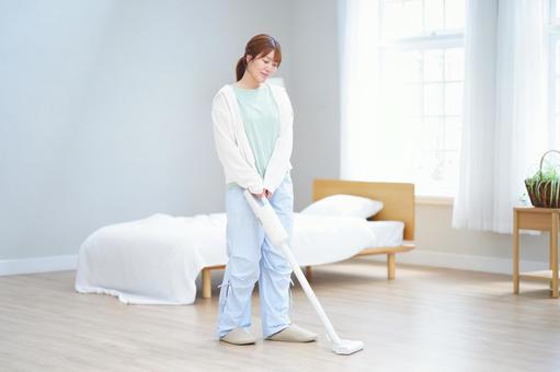 微笑み掃除機で掃除している女性 女性,掃除機,掃除の写真素材