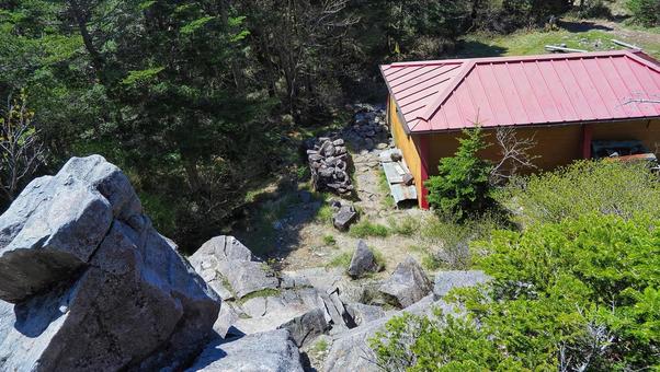 恵那山山頂の避難小屋 恵那山山頂の避難小屋の写真